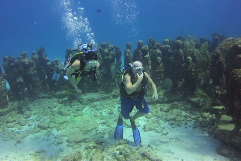 Buceando junto a ciento de esculturas