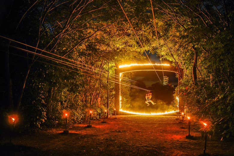 Tirolesa no parque Xplor Fuego