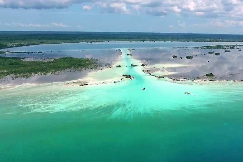 O Canal dos Piratas se encontra em frente a Bacalar