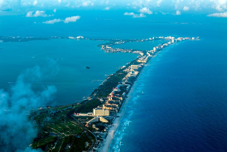 Zona hotelera de Cancún desde la avioneta