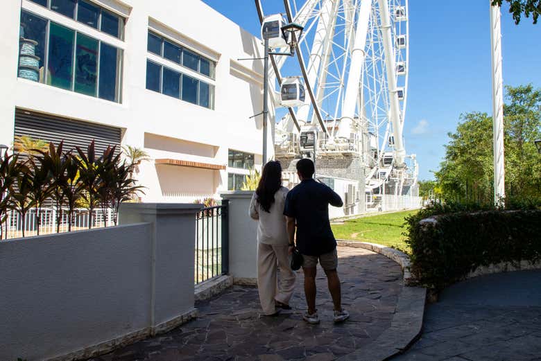 Llegando a la noria Sky Wheel Cancun