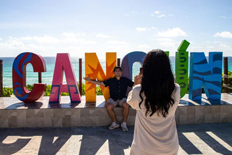 Foto de recuerdo con las letras de Cancún