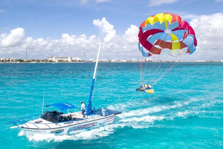 Praticando parasailing em Cancún