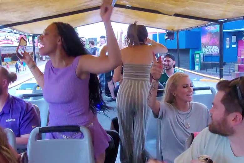 La fiesta no faltará a bordo de este peculiar autobús