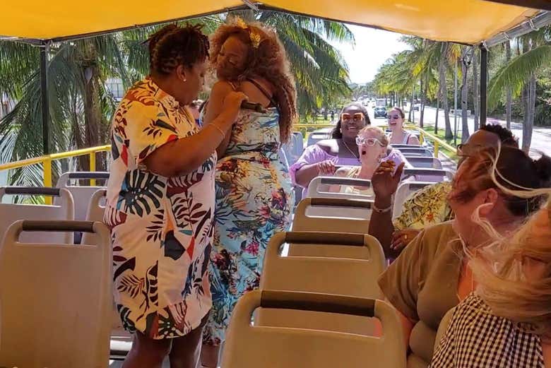 Bailando a bordo del autobús de fiesta de Cancún