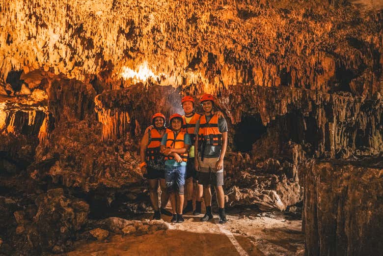 Disfrutando de un cenote en una cueva única