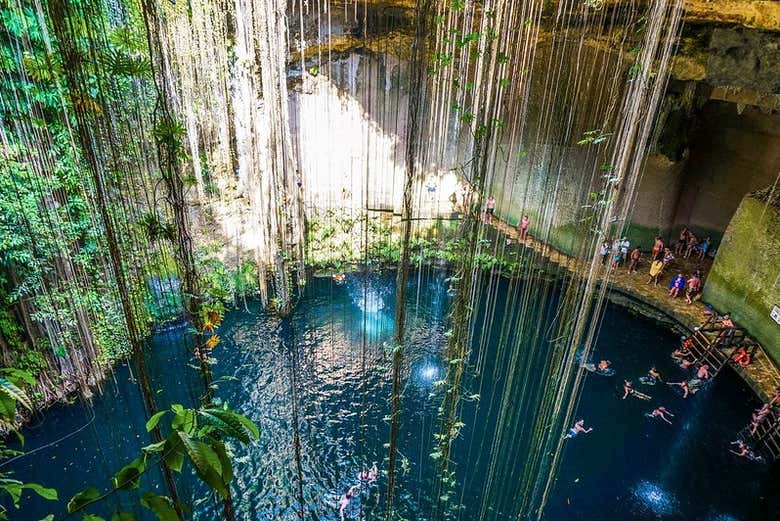 Agua turquesa en el cenote Ik-Kil