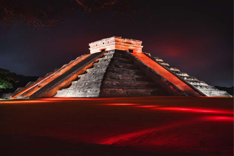 A Grande Pirâmide Iluminada de Vermelho