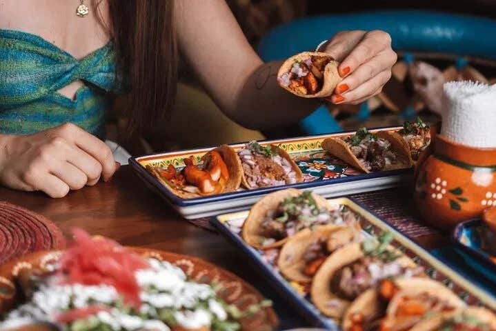 Tomando unos deliciosos tacos