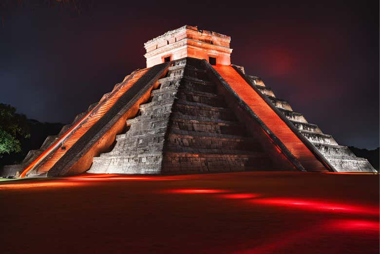 La grande pyramide illuminée en rouge