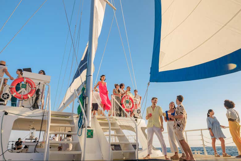 Disfrutando del paseo en catamarán