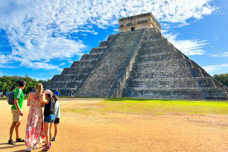 Con el Castillo de Chichén Itzá de fondo