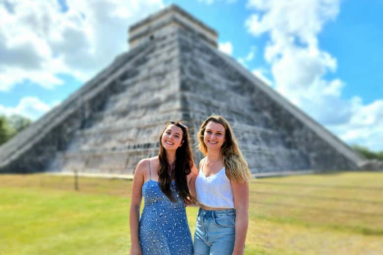 Frente a la Pirámide de Kukulcán