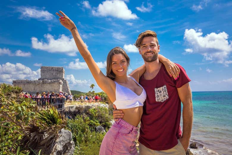 Disfrutando de la excursión a Tulum en pareja