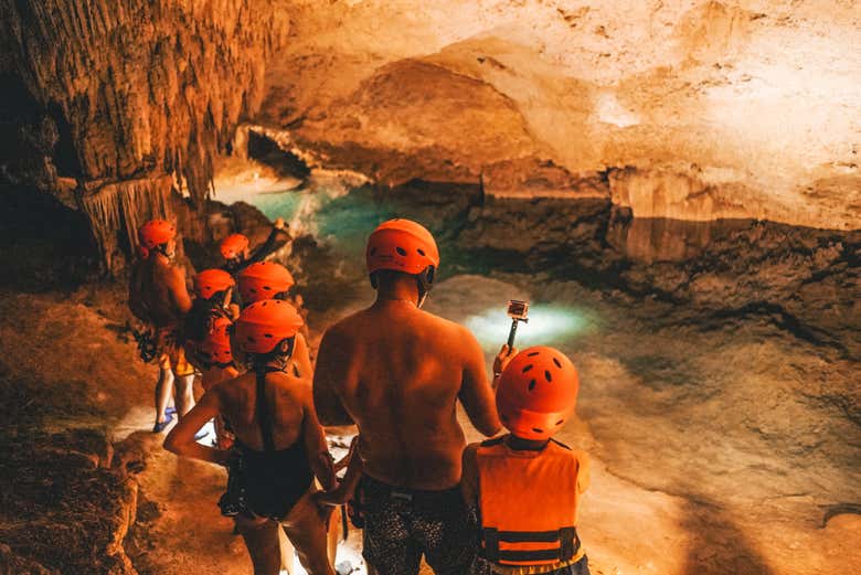 Caminando por la gruta del cenote