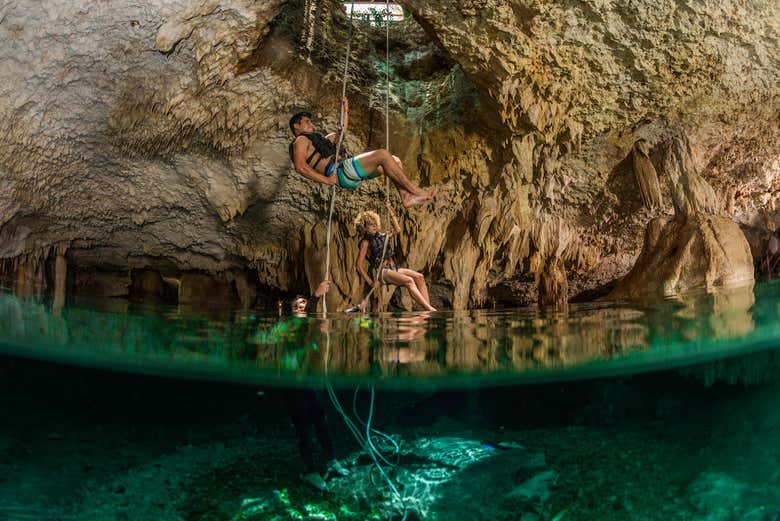 Explorando um cenote