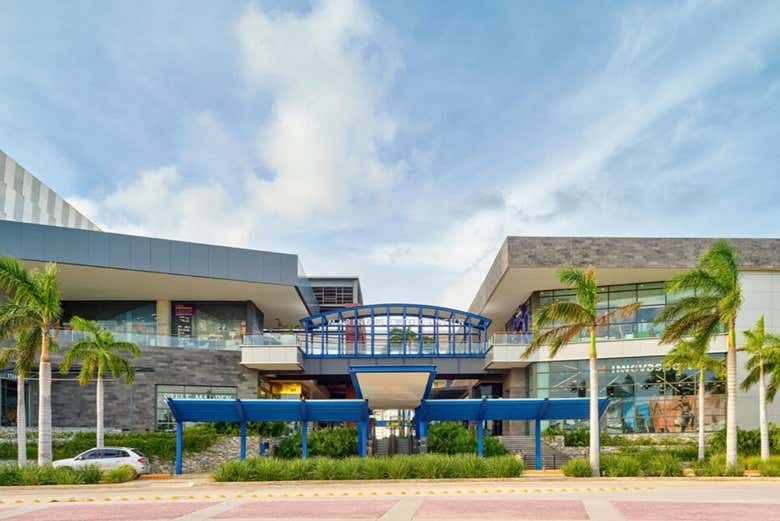 Entrada a Puerto Cancun Mall