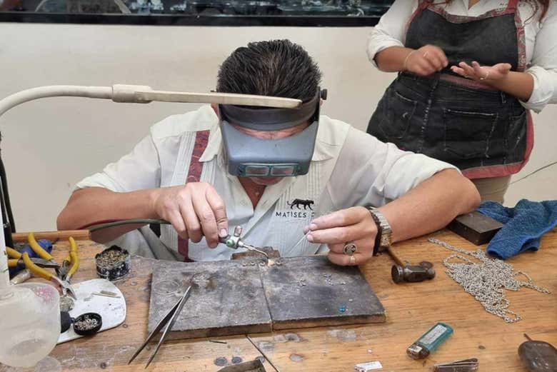 Veremos cómo se elabora la joyería artesanal