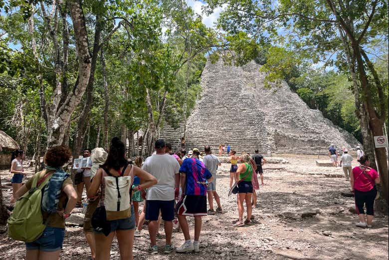 Un grupo de turistas en Cobá