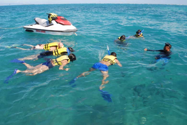 Haciendo snorkel en las aguas de Cancún 