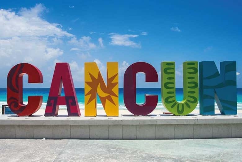 Las coloridas letras de Cancún