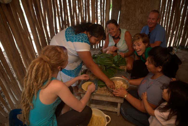 Conociendo a los lugareños en la villa maya