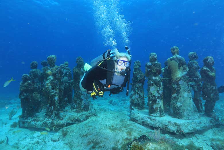 Una mujer buceando en Cancún