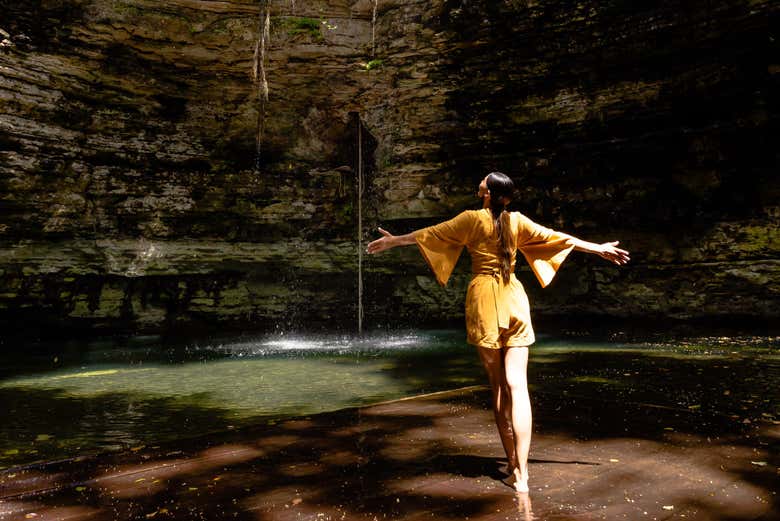 Una joven en el interior del cenote maya