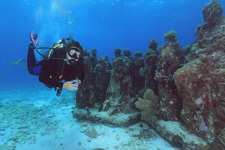 Nadando junto a las esculturas marinas