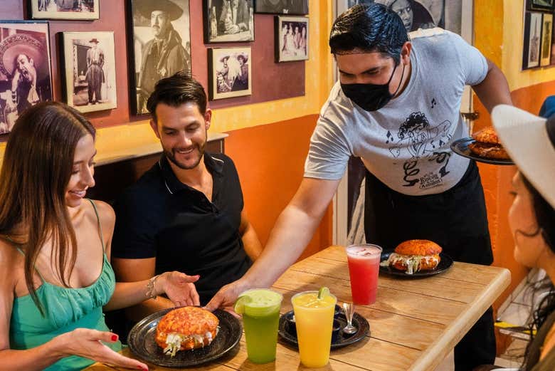 Sirviendo los tacos a la pareja