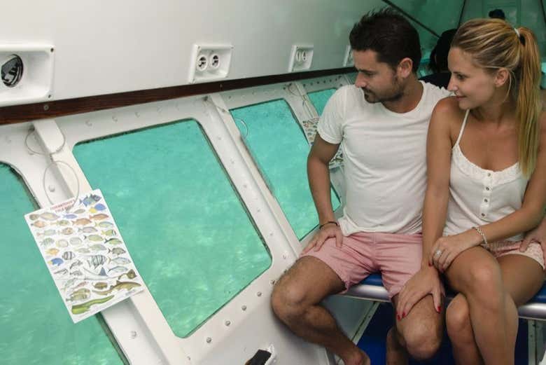 Paseo en barco con fondo de cristal por Cancún