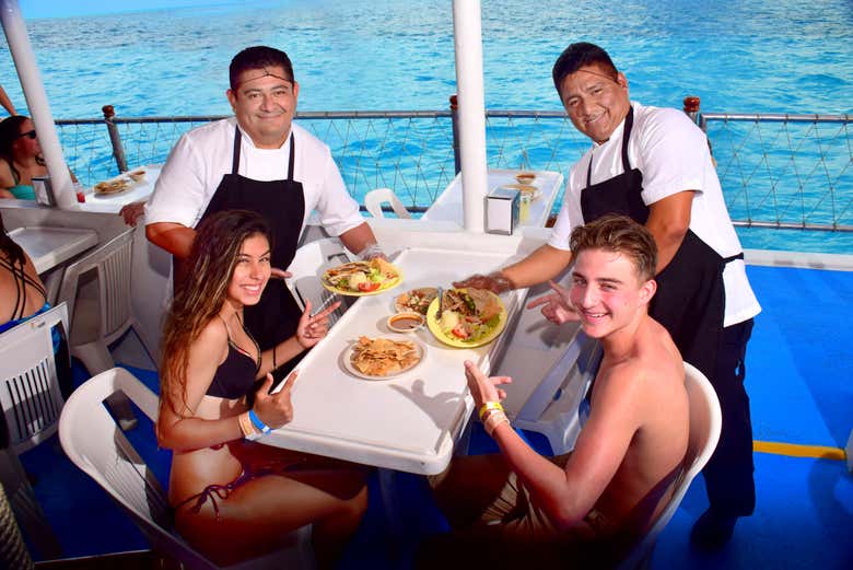 Passeio de barco com almoço