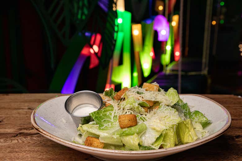 Um prato de salada Caesar