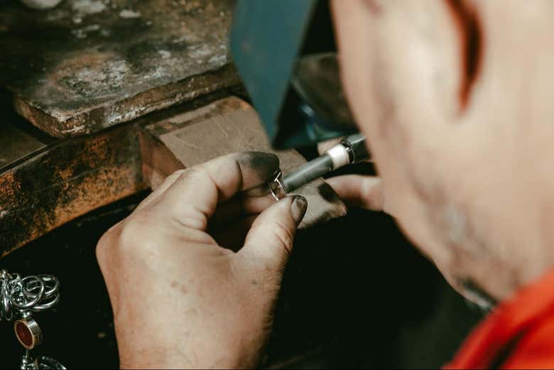 Contemplez le travail des bijoutiers