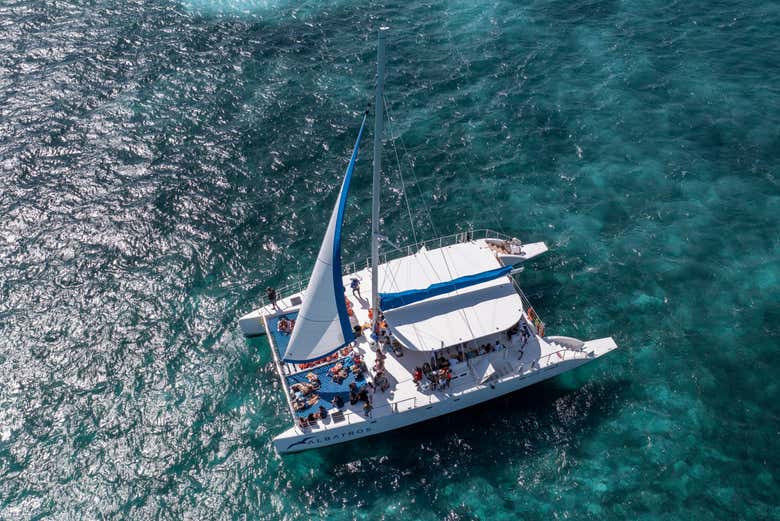 Navegando rumbo a Isla Mujeres desde Cancún