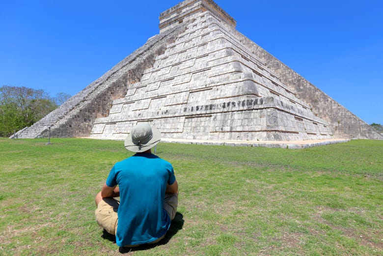 Foto di fronte alla piramide di Chichén Itzá