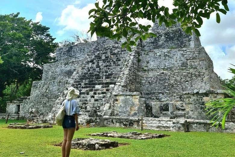 Visitando la zona arqueológica de El Meco