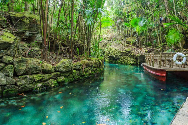 Navegando por el río Azul en Xcaret
