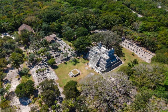 Zona Arqueológica El Meco + Parasailing en Cancún