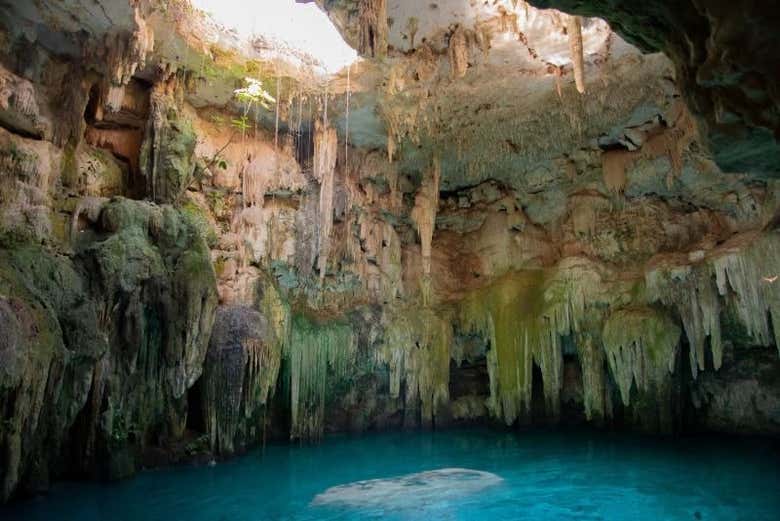 Entrada de luz del cenote Tsukán