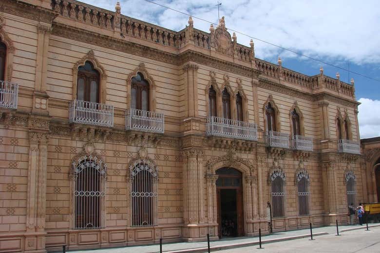 Fachada del palacio de Alvarado
