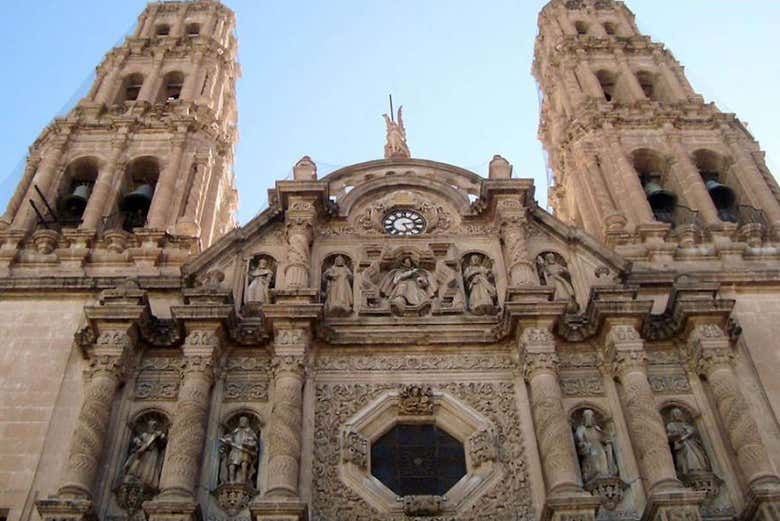 Detalles corintios en la fachada de la Catedral de Chihuahua