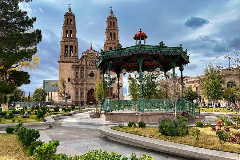 La Catedral de Chihuahua desde la Plaza de Armas