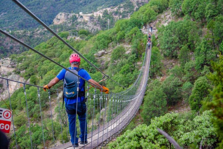 Atravesando un puente colgante de Barracas del Cobra