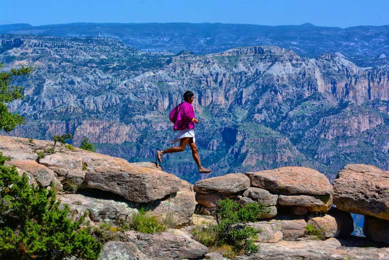 Caminando sobre el desfiladero de la Barranca del Cobre