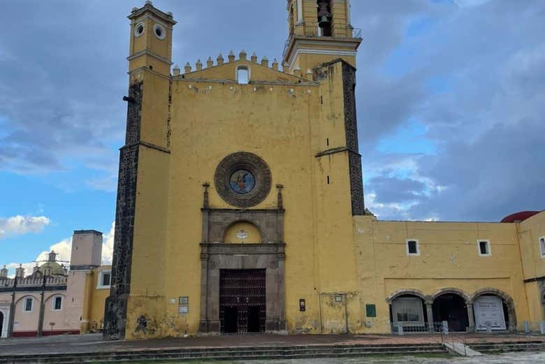 Admirant le couvent franciscain de San Gabriel Arcángel