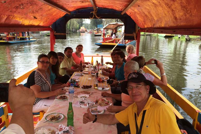 Almuerzo en la trajinera