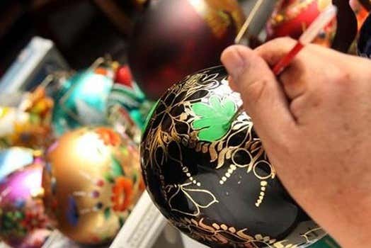 Visite d'un atelier de fabrication de boules de Noël