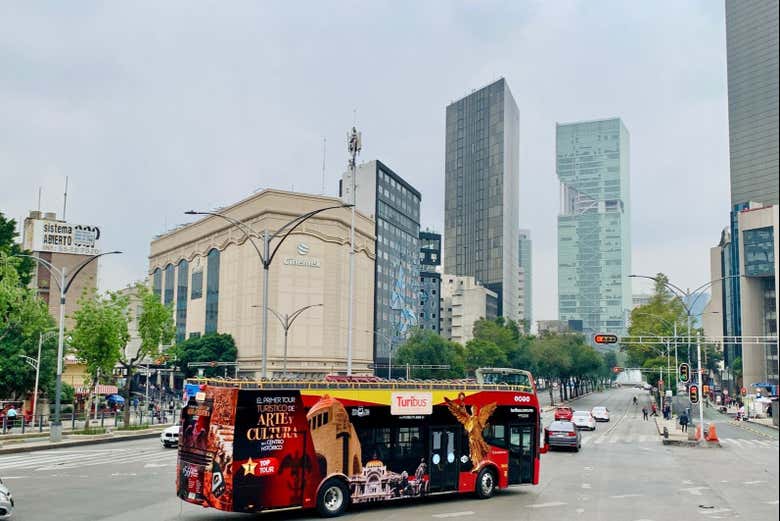 Recorriendo la ciudad a bordo del autobús