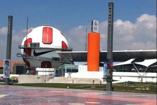 Balón gigante del museo Mundo Fútbol